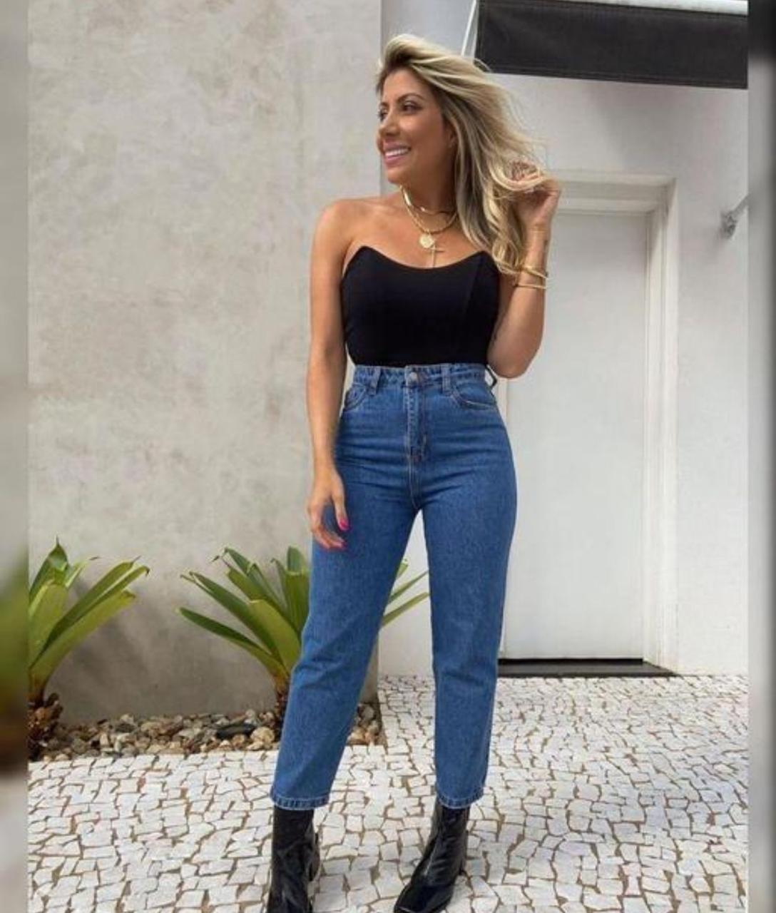 Classic Blue High-Waist Mom Jeans – Vintage Vibes